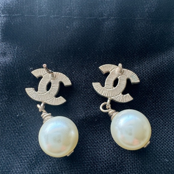 CHANEL pearl drop earrings. - Picture 2 of 5